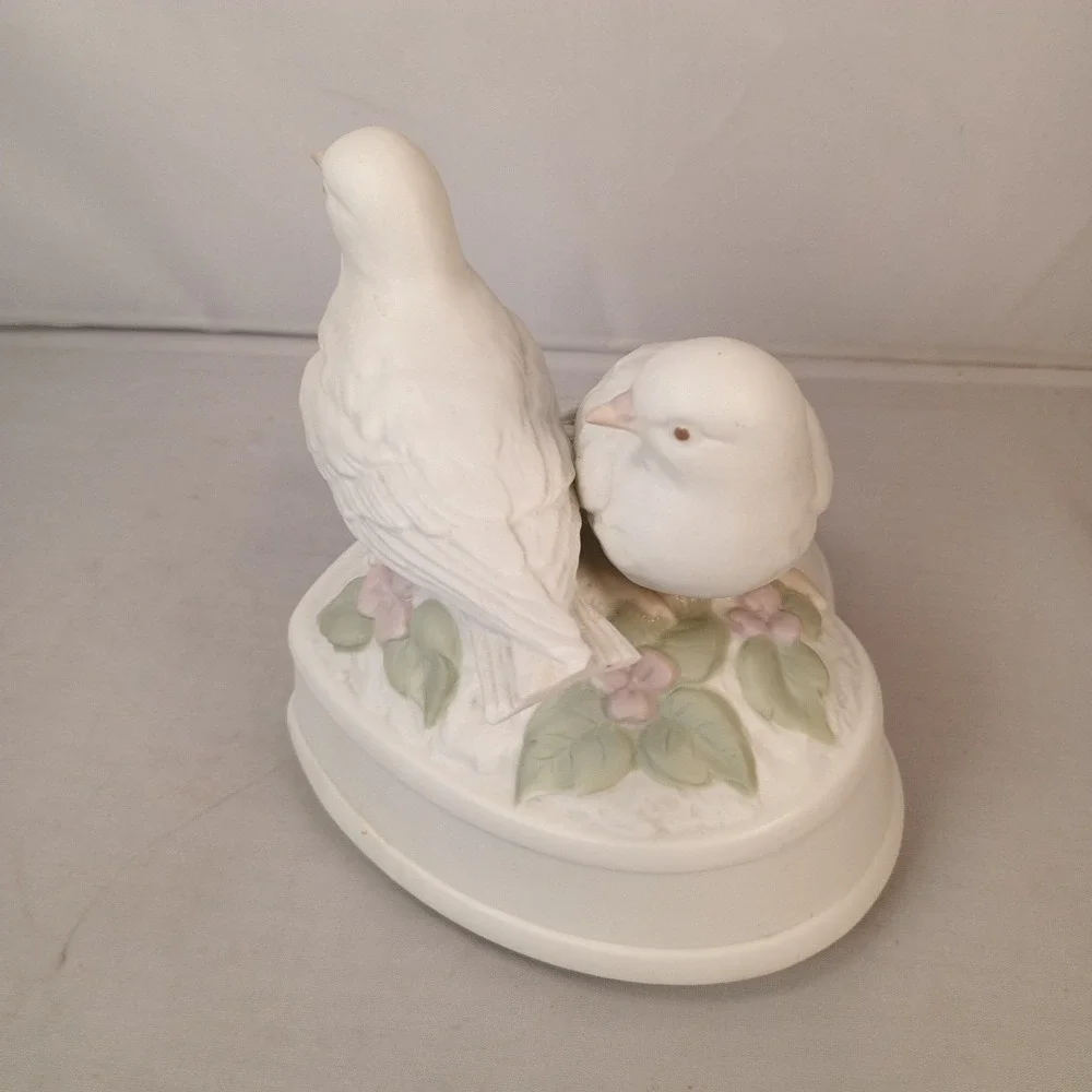 Crowning Touch Music Box and Turns Turtle Doves Heart Birds Porcelain Japan